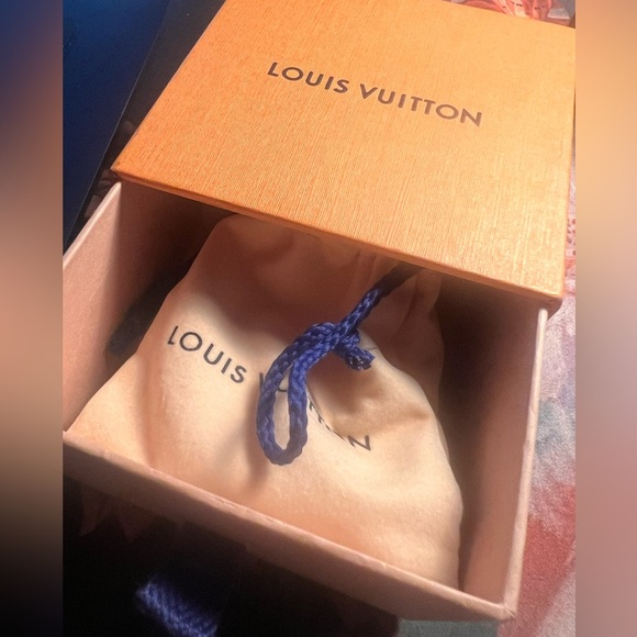 Sold - Louis Vuitton LV ESSENTIAL V BRACELET GP RHINESTONE GOLD CLEAR SWAROVSKI - Picture 8 of 12